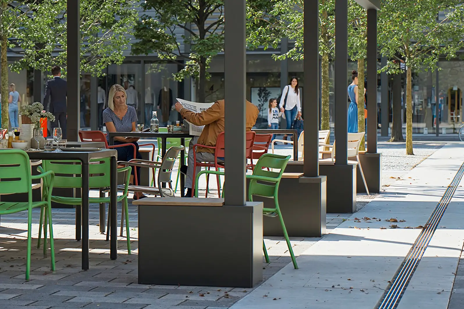 Multicube Schirmständer Sonnenschirmständer an einer Strasse mit mehreren Tischgruppen